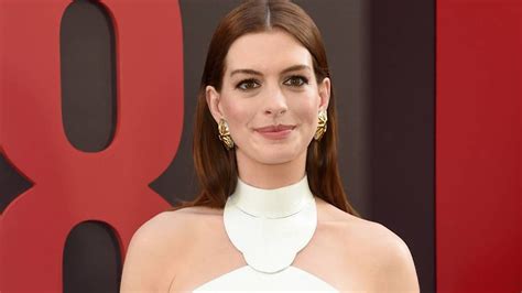 Anne Hathaway Just Wore The Sandal That Is Taking Over Hollywood And