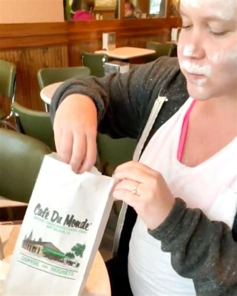 Pregnant Amy Schumer Fulfills Her Cravings With Café Du Monde Beignets