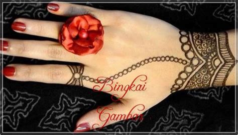 Yang satu ini tidak ada banyak tapi beberapa bunga di tangan dikelilingi oleh tiga daun hanya pada satu. Gambar Henna Jari Tangan - Gambar Kelabu