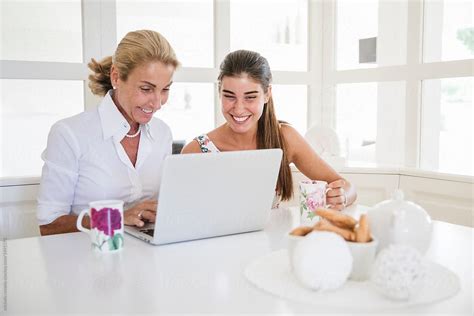 Happy Mother And Daughter Using The Laptop Together Del Colaborador