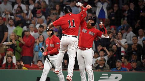 Red Sox S Rafael Devers Reacts To Unusual Two Run Home Run