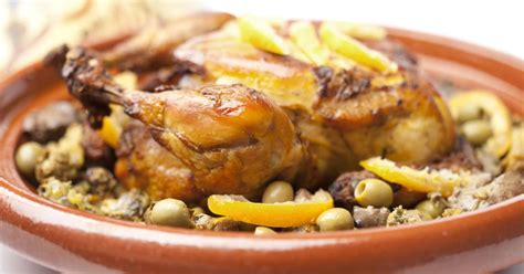 Tajine de poulet aux citrons confits et aux olives vertes