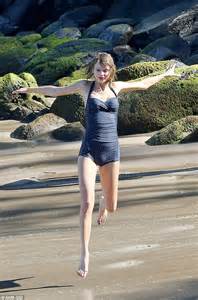 Taylor Swift Hits The Right Notes In A Retro Swimsuit In Hawaii Daily