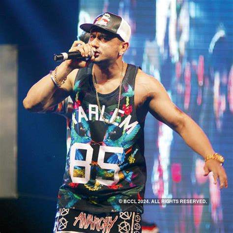 Yo Yo Honey Singh With Police Officials On Stage During His Concert In Jaipur