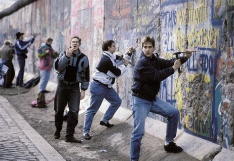 Wann wurde die berliner mauer gebaut? Die Berliner Mauer ist gefallen, 1989 | Politik für Kinder ...