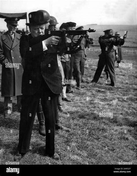 Winston Churchill Le Tir D Un Pistolet Sur Un Tommy Gamme Militaire Lors De L Inspection Des