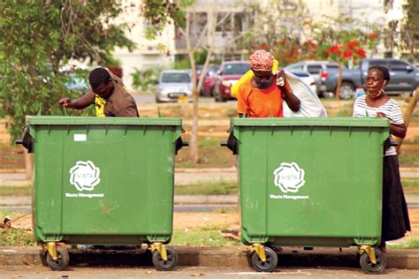 Luta Pela Sobrevivência Famílias Disputam Contentores De Lixo Em Luanda Para Encontrar Comida