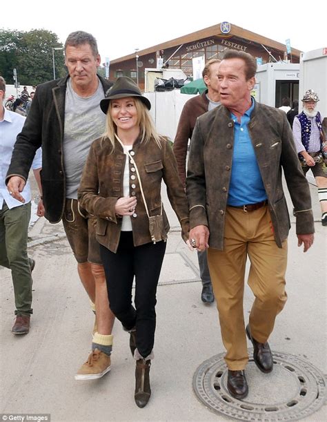 Ralf möller ist mit arnold schwarzenegger nicht nur gut befreundet, sondern die beiden europäischen stars, die inzwischen in den usa leben, teilen auch noch weitere gemeinsamkeiten. Arnold Schwarzenegger holds hands with Heather Milligan at ...