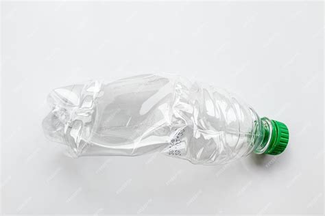 Una Botella De Plástico Usada Triturada Con Una Tapa Verde Preparada