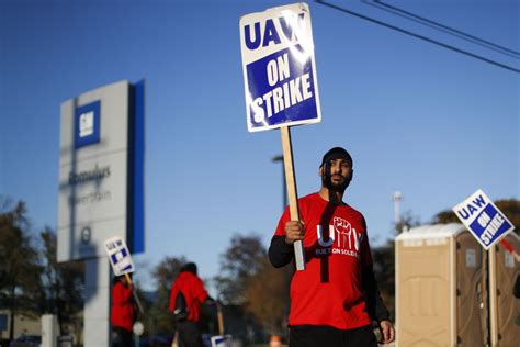 Gm And Union Inching Closer To Deal To End Month Long Uaw Strike Say