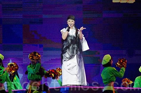Lt → chinese, chinese (cantonese) → jacky cheung → 她来听我的演唱会 → english. 詹雅雯开唱重防疫 带领粉丝默祷十秒祈福
