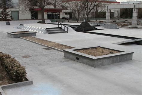 Well, the skatepark probably won't look anything like that, because most public skatepark designs result from the inputt of several skaters filtered through the ideas and experience of a professional. best outdoor skatepark - Google Search | Skatepark design ...
