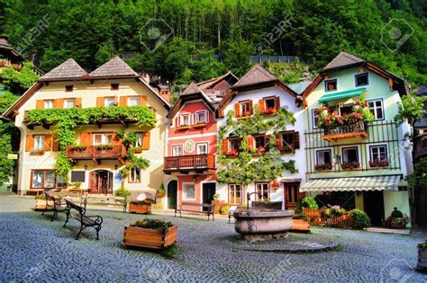 Colorful And Picturesque Village Square In Hallstatt Austria オーストリア