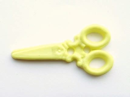 Novelty Button Scissors Lemon Mm