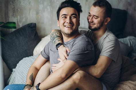 Due Gay Caucasici Sexy Che Abbracciano E Che Si Divertono A Letto Allinterno Fotografia Stock