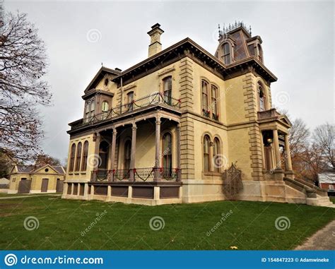 Het david davis mansion , ook wel bekend als clover lawn , is een victoriaans huis in bloomington , illinois, dat de woonplaats was. David Davis Mansion Bloomington Illinois Clover Lawn Stock ...