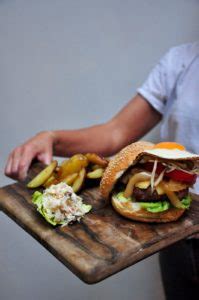 Weekends are for boozy brunch!!! Support Your Locals Meierijstad met de 'Big Daddy's Burger ...