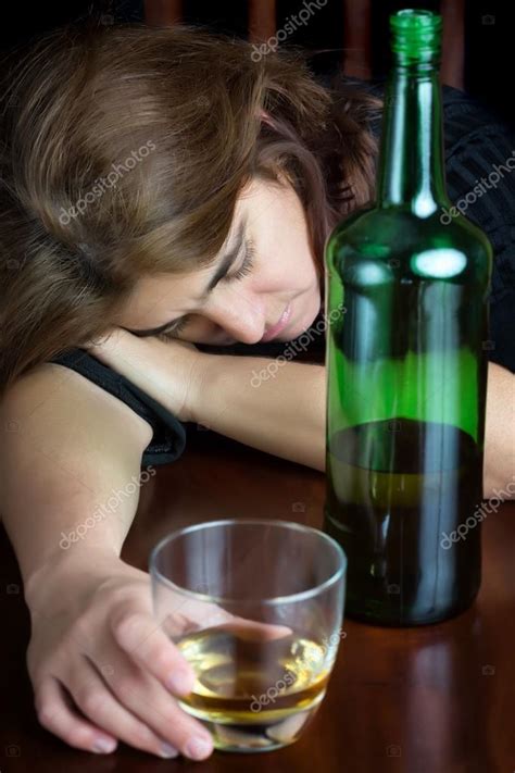 Mujer Borracha Durmiendo Y Sosteniendo Un Vaso De Whisky Fotografía De