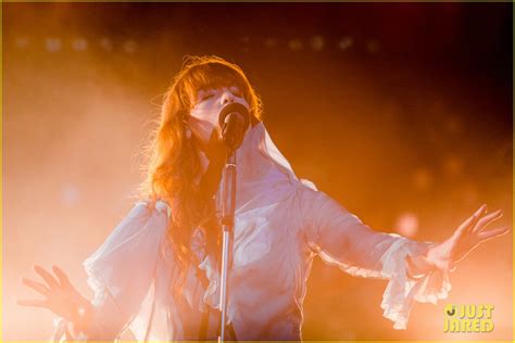 florence welch and her band perform at lollapalooza 2016 watch now photo 3605758 florence