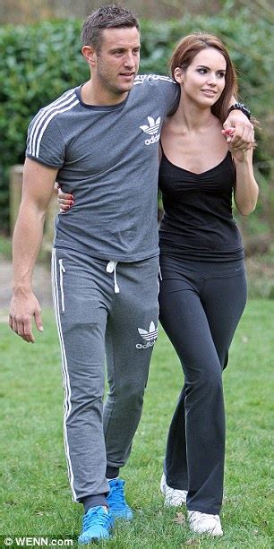 Shirtless Elliot Wright Trains For His Boxing Match With New Girlfriend Danielle Zarb Cousin