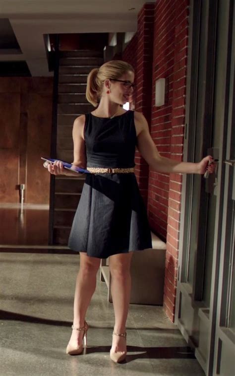 Felicity Smoak On Arrow Oliver And Felicity Kiss Felicity Smoke Arrow Felicity Cute Dresses