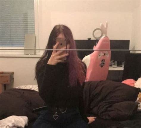 Nihachu Pink And Black Split Hair Mirror Selfie Bergara Pink Hair