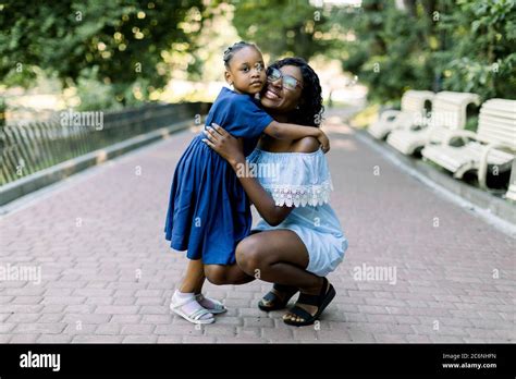 Madre Con Hija Feliz Fotos E Imágenes De Stock Alamy