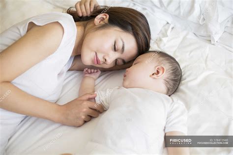 Madre E Hijo Chinos Durmiendo Juntos En La Cama — Lactante Niño