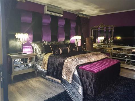 When paired with a stated black this duo creates a dramatic yet glamorous appeal. Purple & Black Bedroom Suite - Artecasa