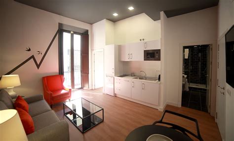 In ogni unità abitativa dell'apartamentos turisticos sevilla centro troverete ambienti eleganti e spaziosi, aria condizionata, soggiorno con divano e tv a schermo piatto, angolo cottura completo di microonde, frigorifero, tostapane, macchinetta del caffè e lavatrice, e wifi gratuito. Apartamento turístico en el centro de Sevilla - Ritual Sevilla Suites