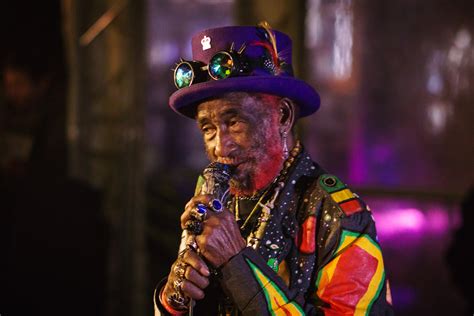 He reportedly died on sunday morning at the noel holmes hospital in western jamaica after battling illness. Lee 'Scratch' Perry u The Garden Breweryju - istinski ...