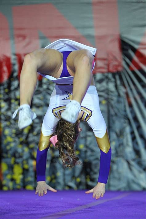 Pin By Kris Mcgahan On Sports Caught At The Right Moment In Hot Cheerleaders Cute
