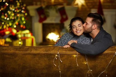 12 Cozy Romantic Christmas Date Ideas For Couples