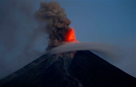 Pictures Thousands More Flee Erupting Philippine Volcano Al Arabiya
