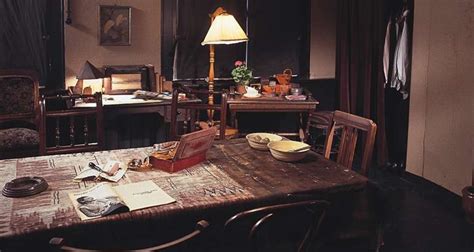 Wann fangen sie an ihre einfachen bilder in szene zu setzen? Interior del Museo de Ana Frank