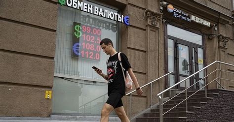 Russia S Central Bank Makes Huge Interest Rate Hike To Try To Prop Up Falling Ruble