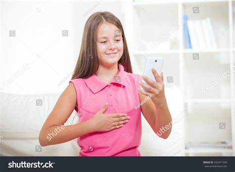 Smiling Deaf Girl Talking Using Sign Foto Stock 332471558 Shutterstock