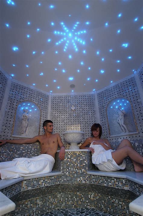 Caratteristiche del bagno turco sono la classica nebbia e la temperatura stratificata: Wellness a Molveno hotel con Piscina - Alexander Hotel
