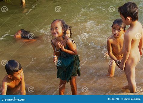Игры воды детей редакционное фото изображение насчитывающей меконг