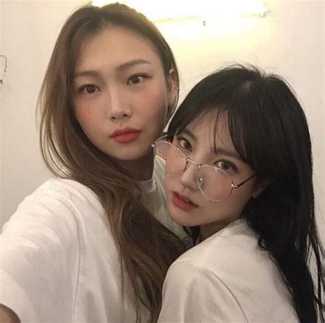Pin By вαмвι ρεαcн ♡ ⋅ 밤비 복숭아 🍑 On Style Ulzzang Girl Girl Friendship Korean Best Friends
