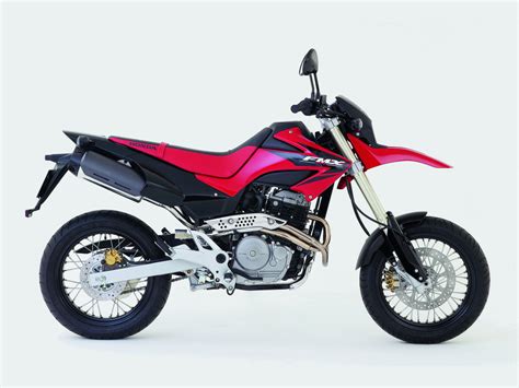 These enduro bikes for sale are made for getting down the hills through challenging terrains. FMX 650 - TRAIL FUN ENDURO - Galeries photos - MOTOPLANETE