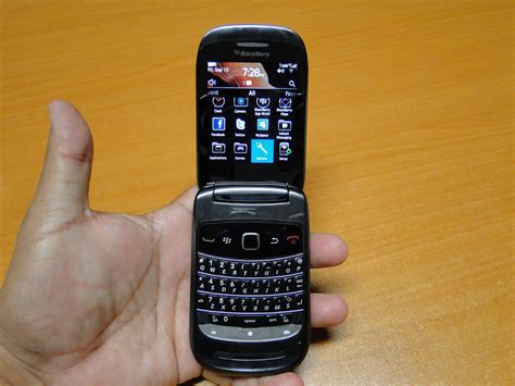 Blackberry Style 9670 Clamshell Gets Lengthy Hands On Video
