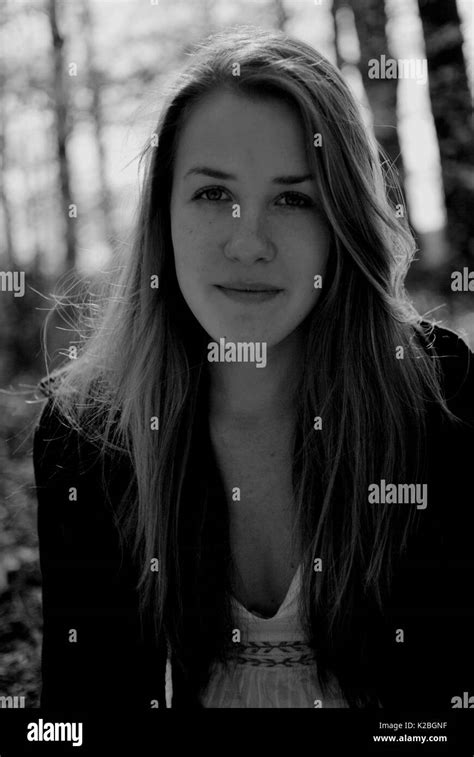 Mädchen 18 Jahre Alt Schwarzweiß Stockfotos Und Bilder Alamy