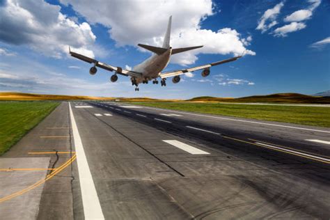 Airplane Landing Stock Photos Pictures And Royalty Free Images Istock