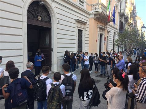 Ultime notizie, foto, video e approfondimenti dalla regione puglia. Scuola al via in Puglia, ingressi differenziati e ...