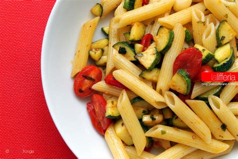 La realizzazione della vostra pasta con zucchine tonno e pomodorini è molto facile e veloce. Pasta con zucchine, pomodorini e menta