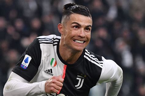 Com 3 Gols De Cristiano Ronaldo Juventus Goleia E Lidera Ibra Estreia