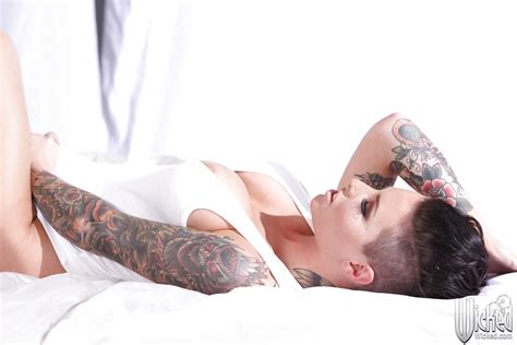 Tattooed Knockout Christy Mack Uncovering Her Flalwless Curves Porn