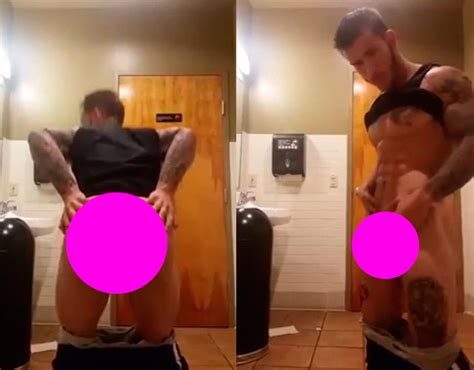 Vídeo porno de Michael Hoffman desnudo jugando con su culo en un baño