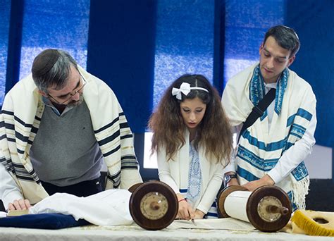 What To Expect At A Bar Or Bat Mitzvah Service Reform Judaism